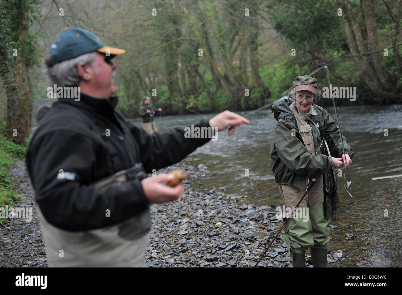 Gary Champion Fliegenfischen auf dem Fluss Lyd mit Anne Voss Bark Stockfoto