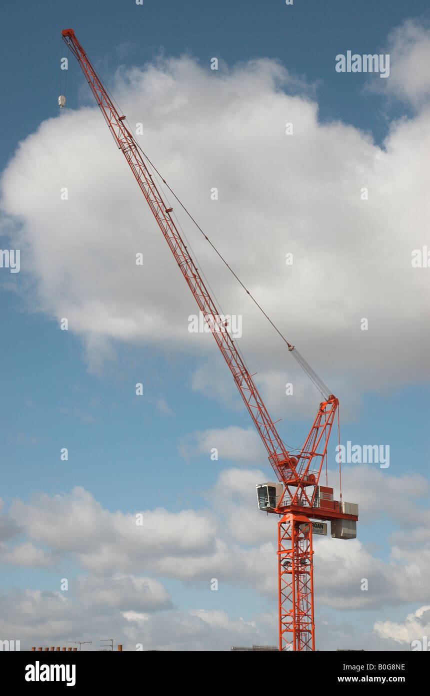 Rote Crame gegen blauen Himmel mit weißen Wolken Stockfoto
