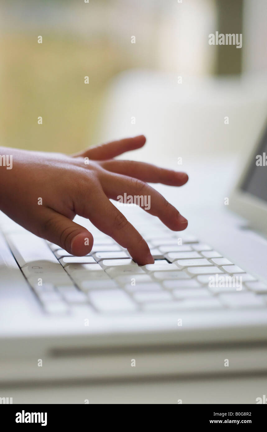 In der Nähe von Kinderhand auf laptop Stockfoto
