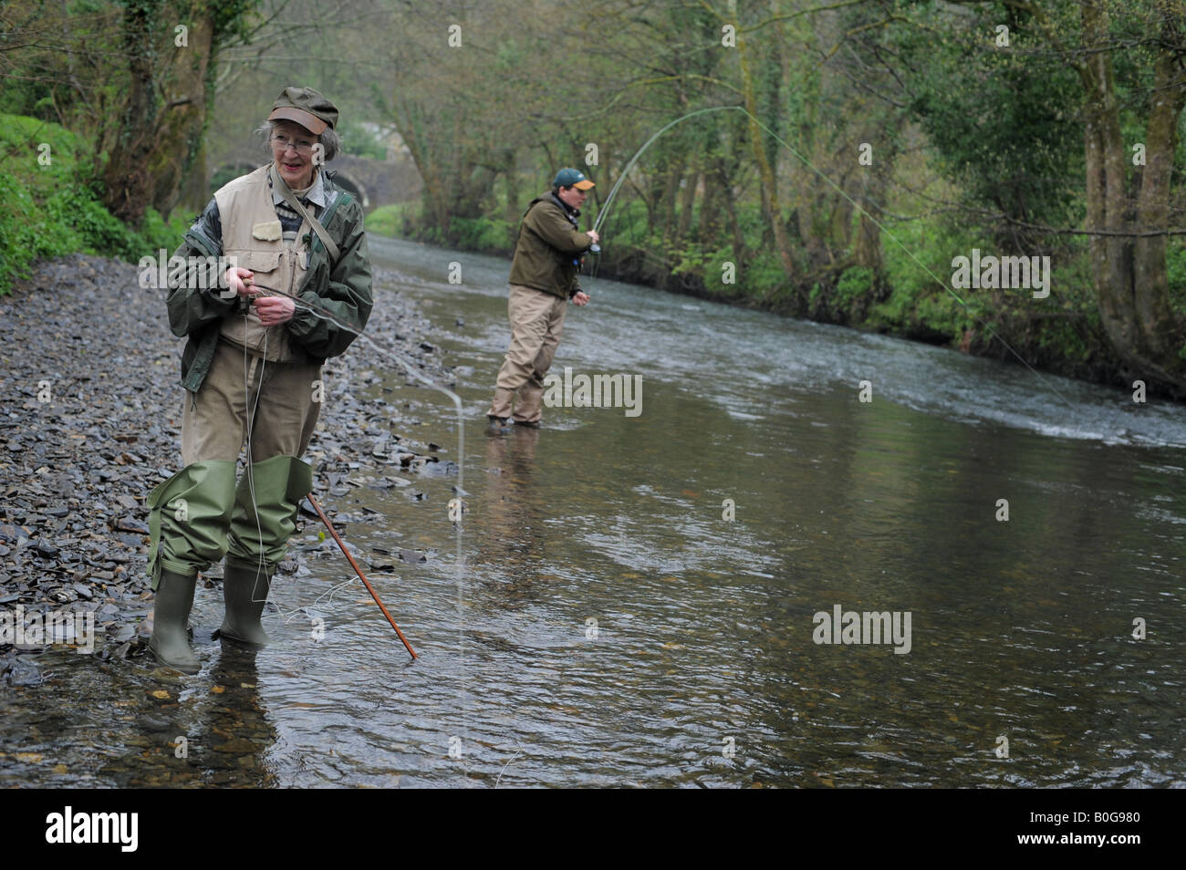 Anne Voss Bark Fliegenfischen auf dem Fluss Lyd in der Nähe von Lifton, Devon. Stockfoto