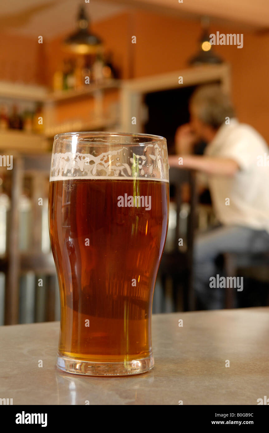 Ein Pint Glas Bier in der Bar des Bad Arme Horningsham Wiltshire England Stockfoto