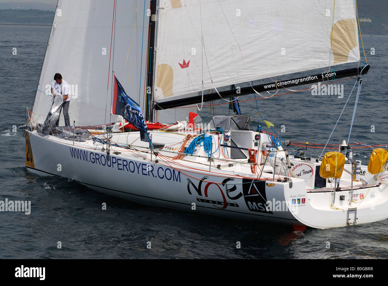 Klasse 40 Rennyacht skippered durch Louis Duc zu Beginn des Rennens 2008 Transat in Plymouth, Großbritannien Stockfoto