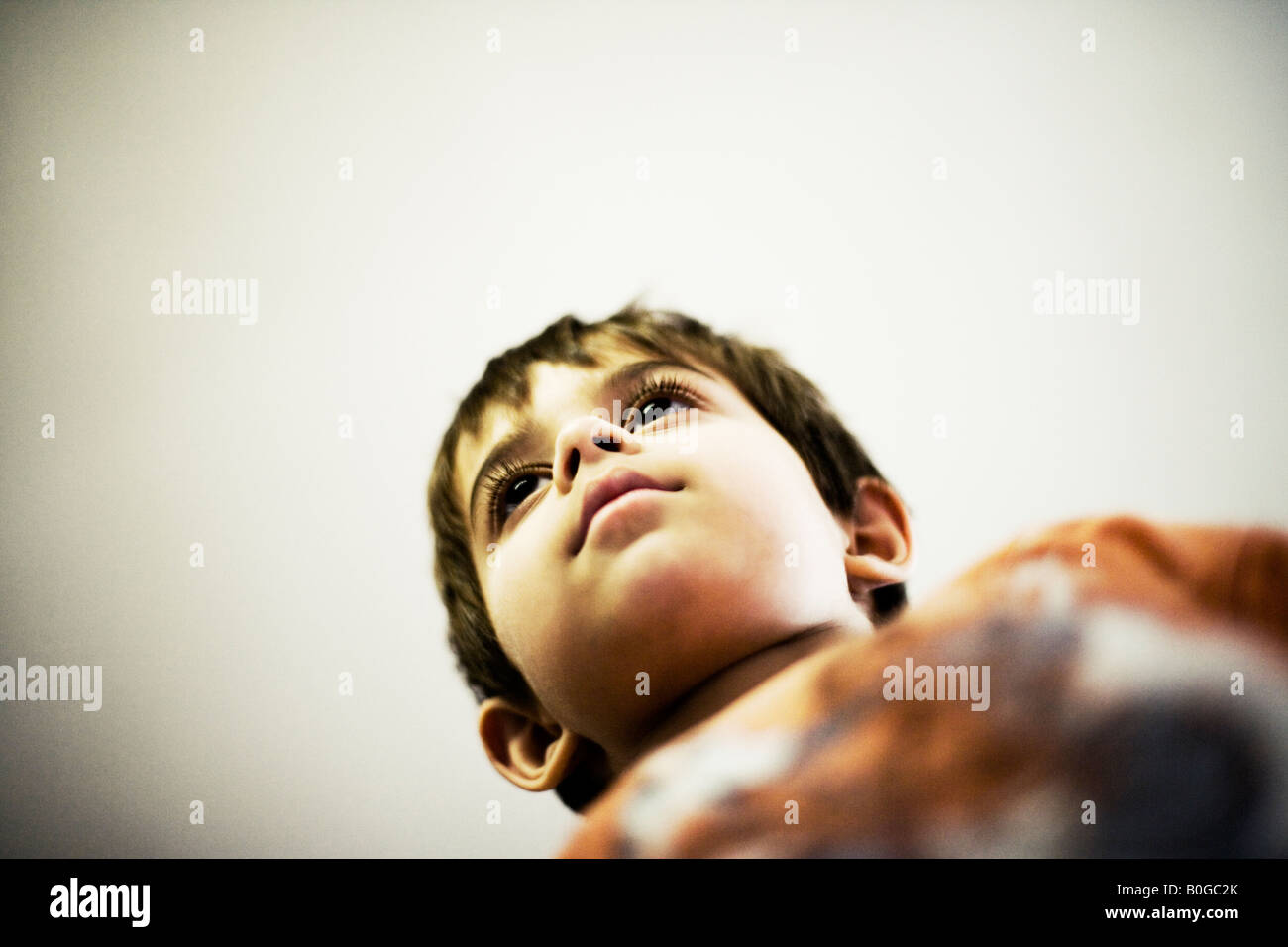 Jungen im Alter von sechs Mischlinge pakistanischen englischen intimes Porträt Stockfoto