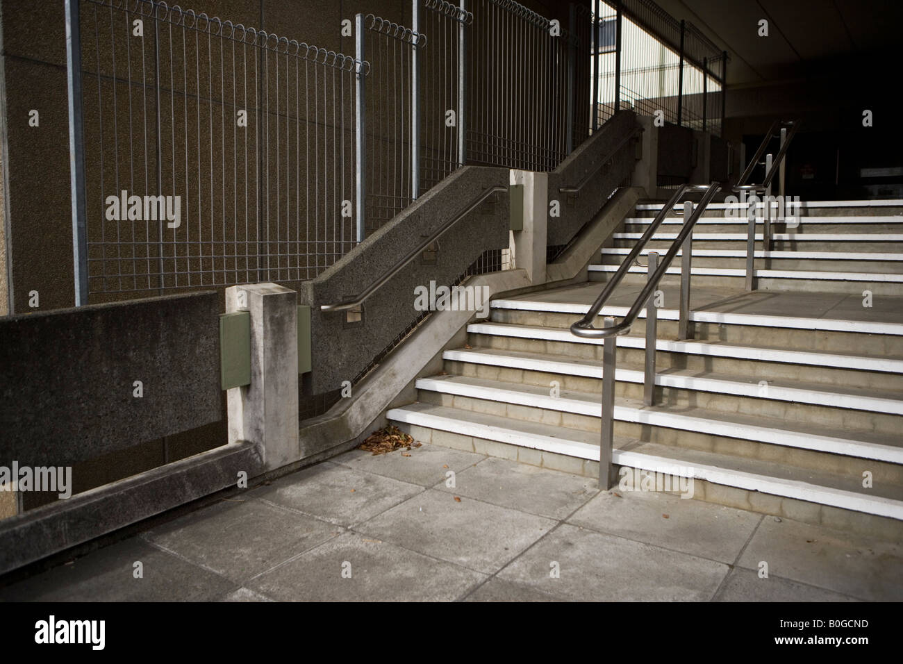 Seiteneingang und Schritte zum Krankenhaus Palmerston North New Zealand Beton Treppe und Edelstahl-Geländer Stockfoto