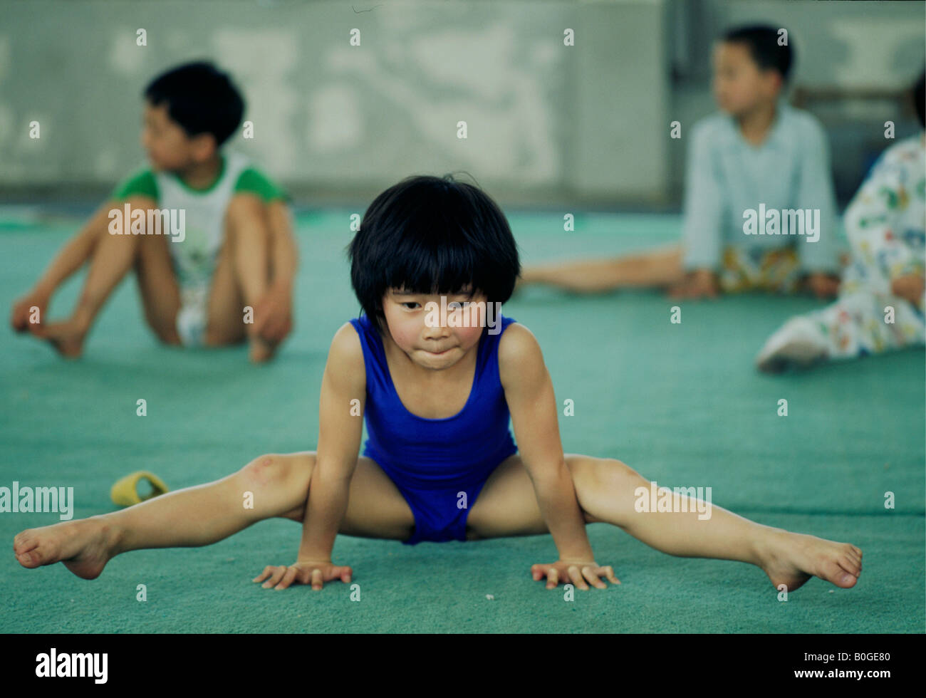 Ein Mädchen, eine Spaltung an einer Schule für Turner, China durchführen. Stockfoto