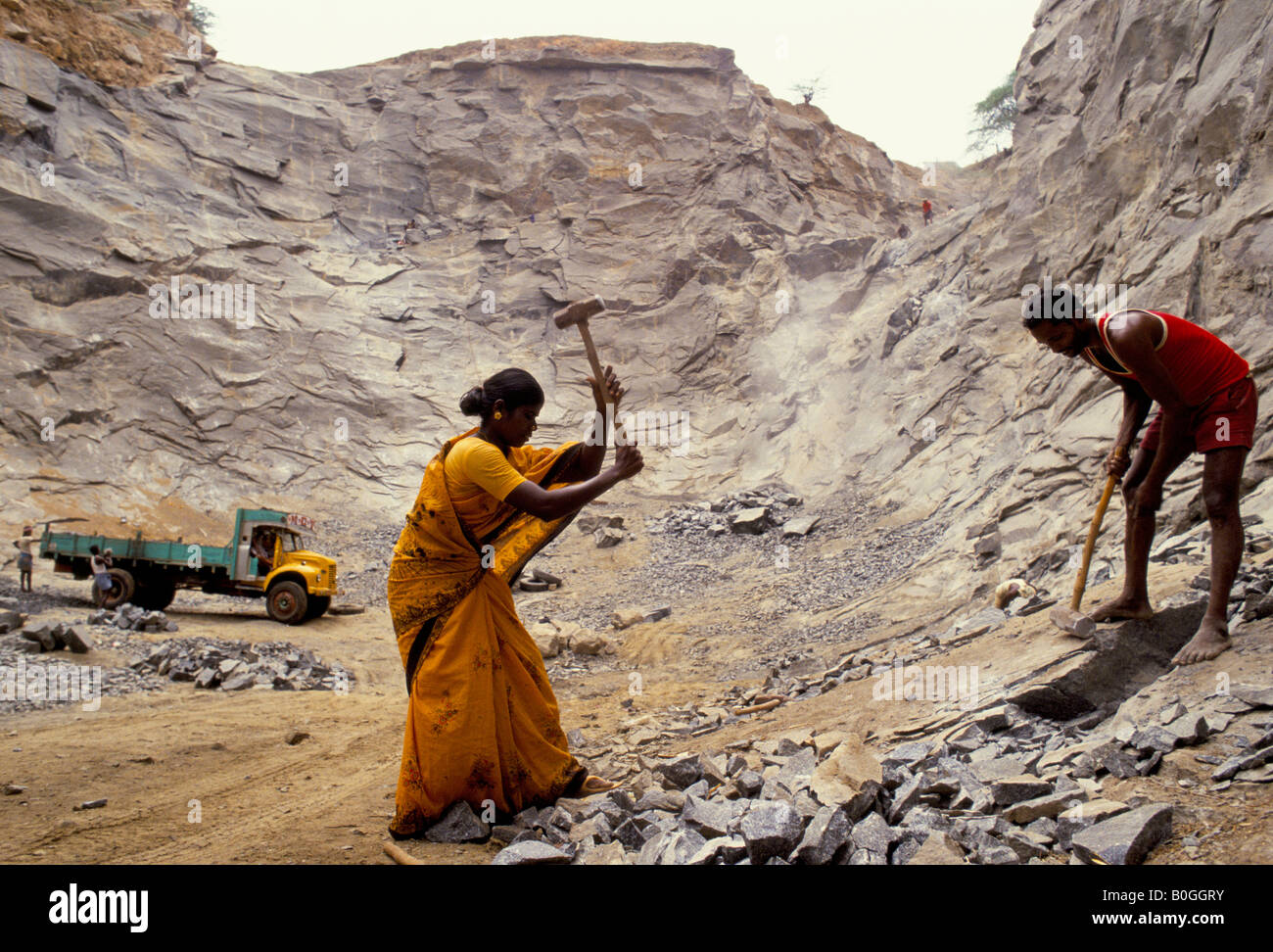 Ex-gebundenen Arbeitnehmern zerkleinern Stein an einem Granitsteinbruch, Indien. Stockfoto