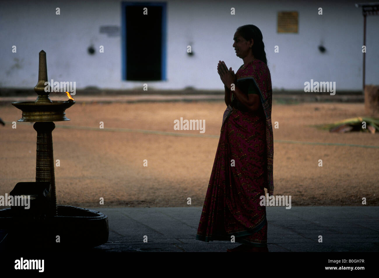 Eine Silhouette einer Frau an einen Hindu-Tempel, Kerala, Indien beten. Stockfoto