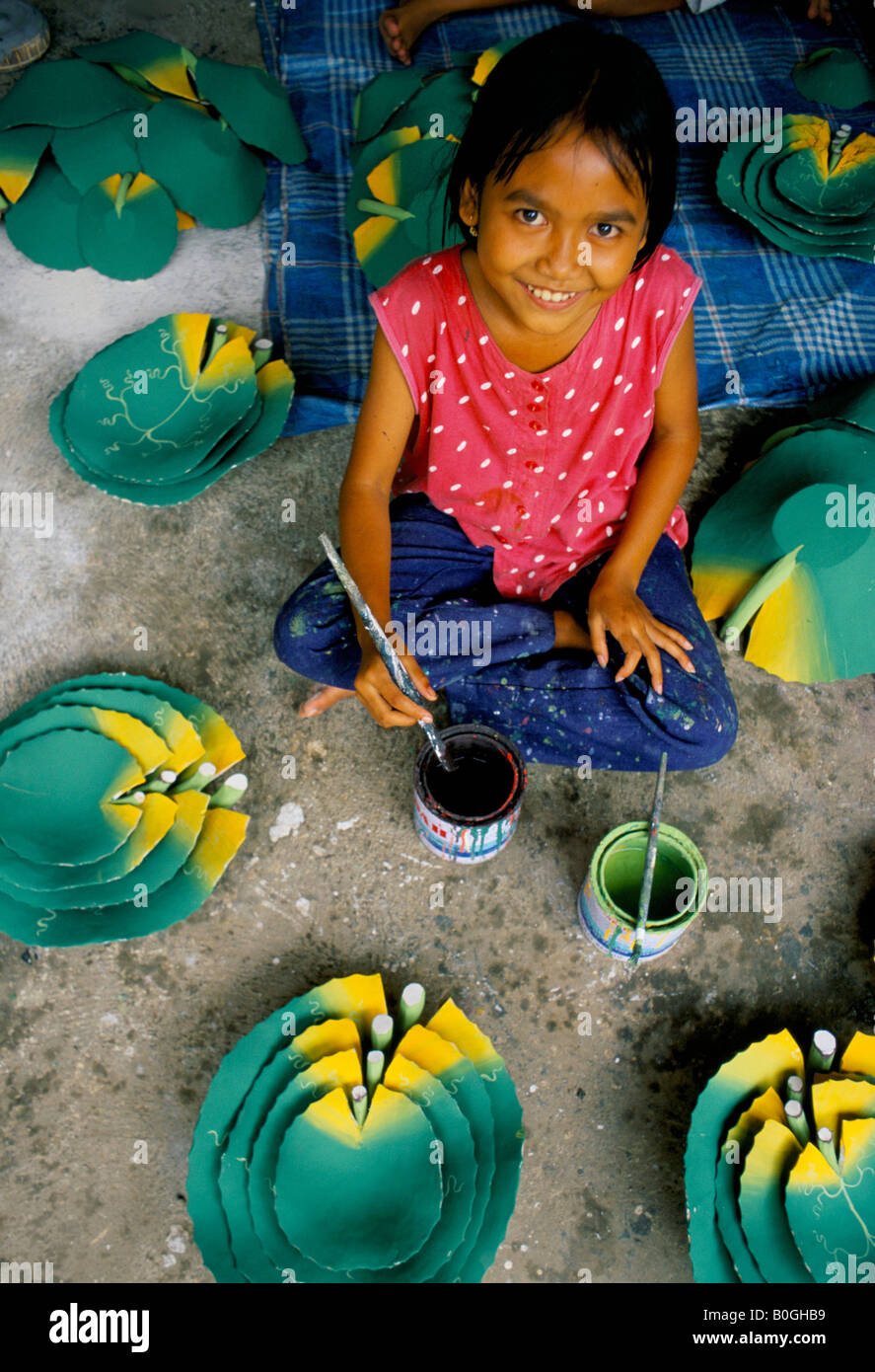 Ein Mädchen malen Holz Seerosen, Bali, Indonesien. Stockfoto