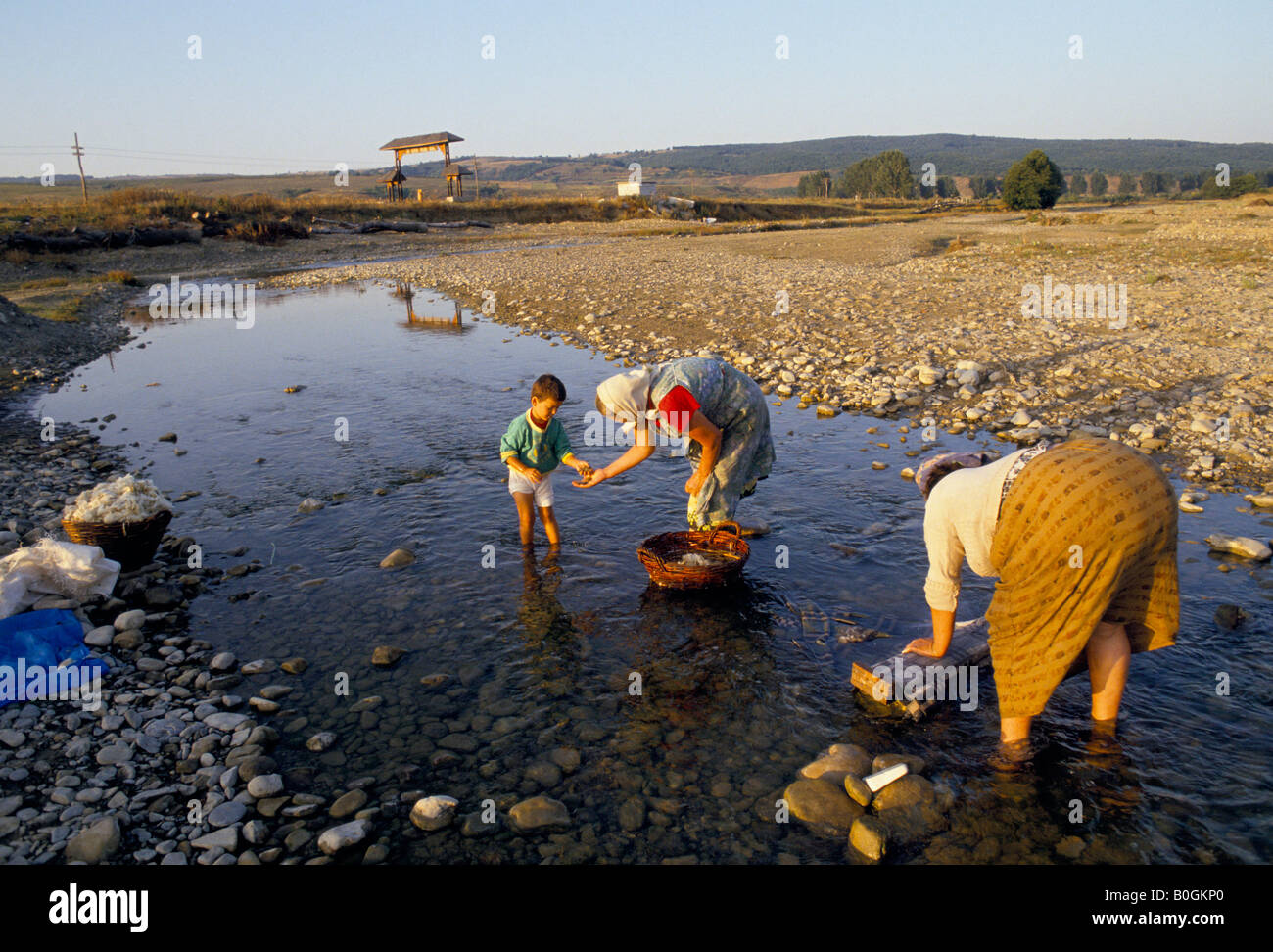 Frauen waschen ihre Wäsche in einem Fluss, Rumänien. Stockfoto