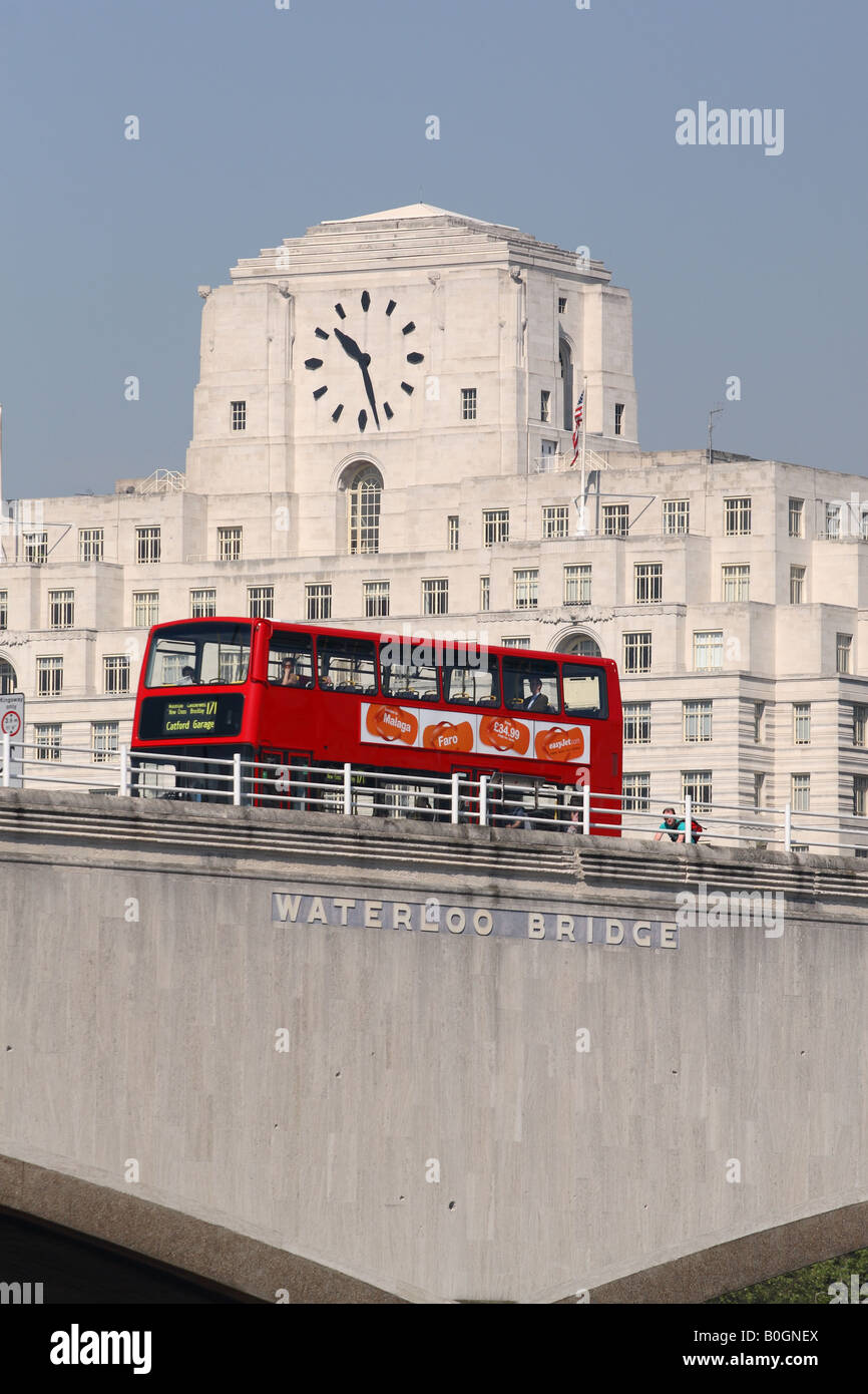 London England einen roten Doppeldecker-Bus geht über Waterloo Bridge mit Shell Mex Haus hinter Stockfoto