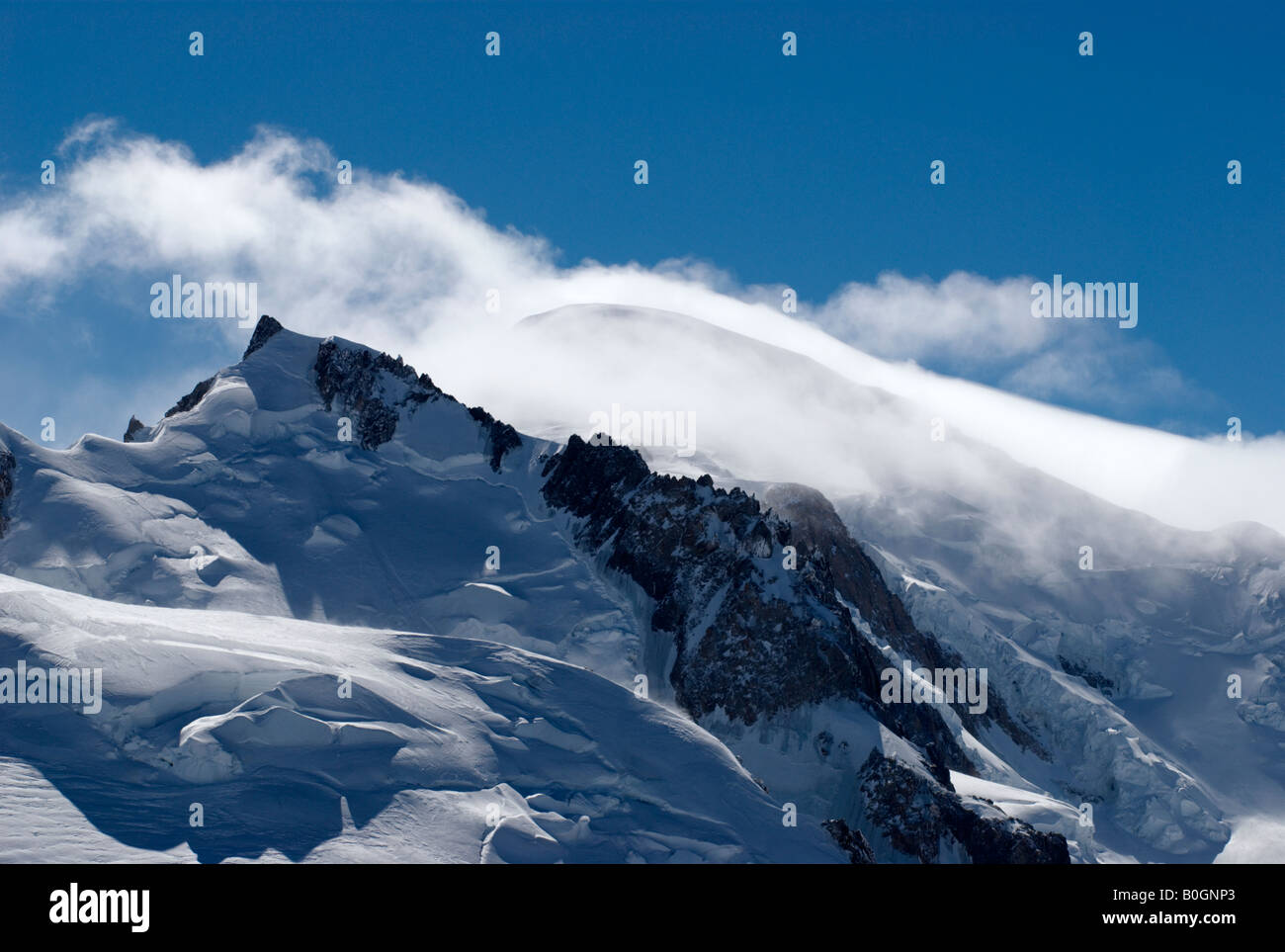 Starker Wind am Gipfel des Mont Blanc (4808m), Mont Maudit (4465m) im Vordergrund, Chamonix, Frankreich Stockfoto