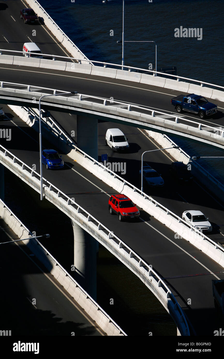 Autos auf der Autobahn neben den Brisbane River in Australien Stockfoto