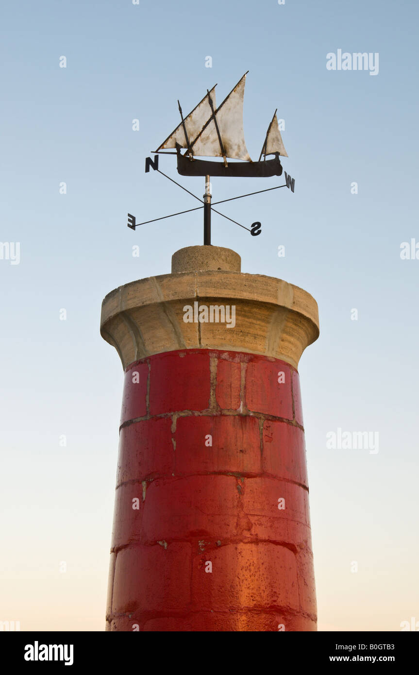 Wetterfahne und Turm im Hafen von Pollensa, Mallorca, Spanien. Stockfoto