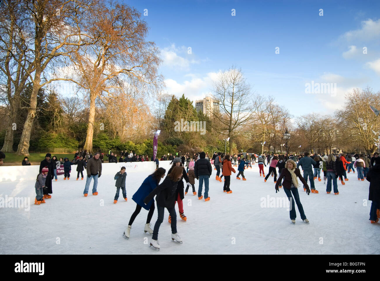 Open-Air Eislaufbahn im Winter-Wunderland, Hyde Park, London, England, UK Stockfoto
