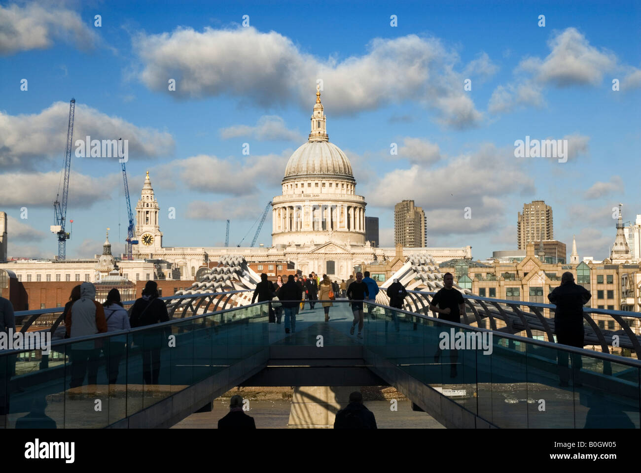 St. Pauls Cathedral von der Millennium Bridge London England UK Stockfoto