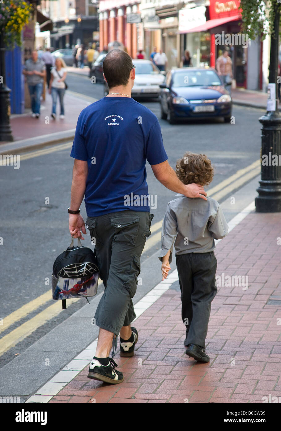 Vater und Sohn auf der Straße Stockfoto