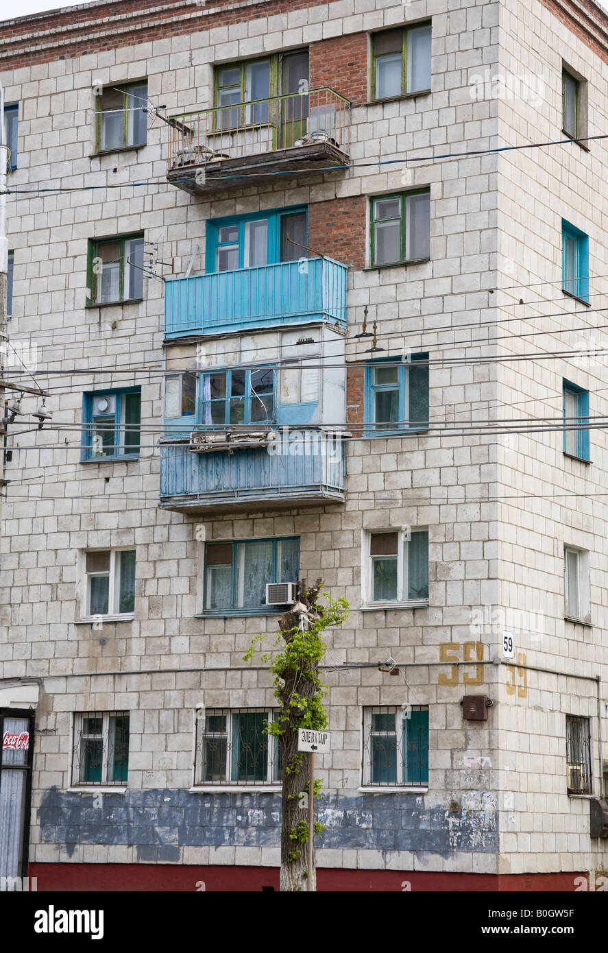 Fünfstöckiges Appartementhaus in Raboche-Krest'yanskaya Ulitsa, Wolgograd, Russland, Russische Föderation Stockfoto