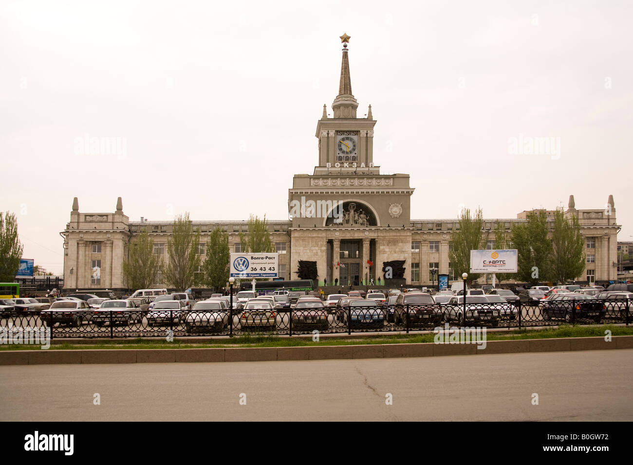 Gesamtansicht der Front des Hauptbahnhofs, Volgograd (ehemals Stalingrad), Russland, Russische Föderation Stockfoto