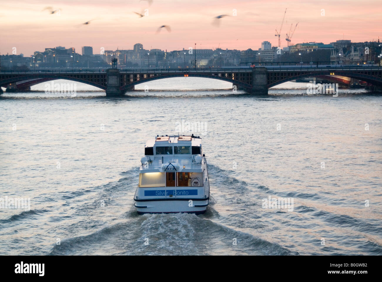 Schifffahrt auf der Themse bei Dämmerung, London, England, UK Stockfoto