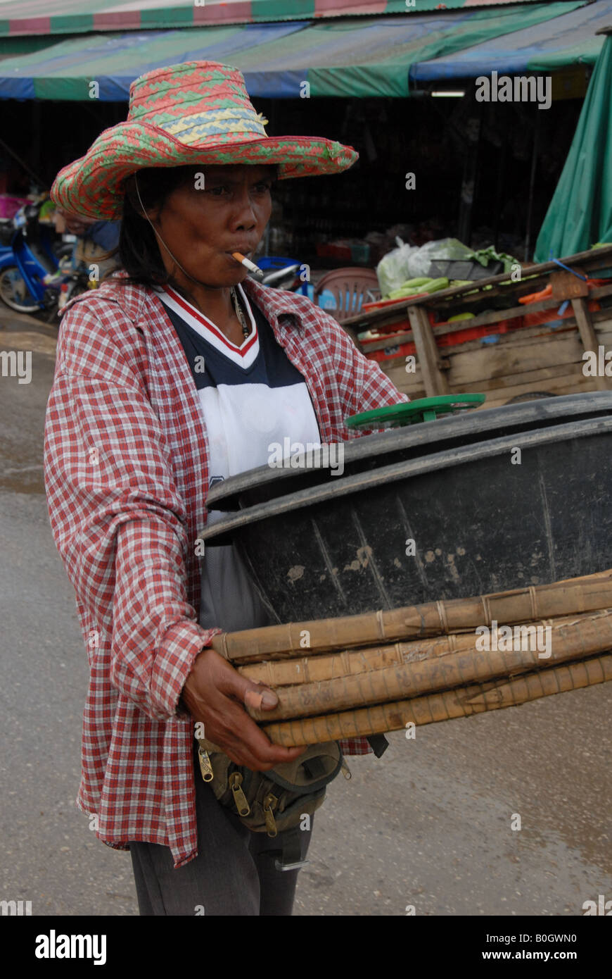 kambodschanische Dame ist das Rauchen während der Arbeit an der kambodschanischen Grenze zu Thailand, Aranyaprathet, thailand Stockfoto