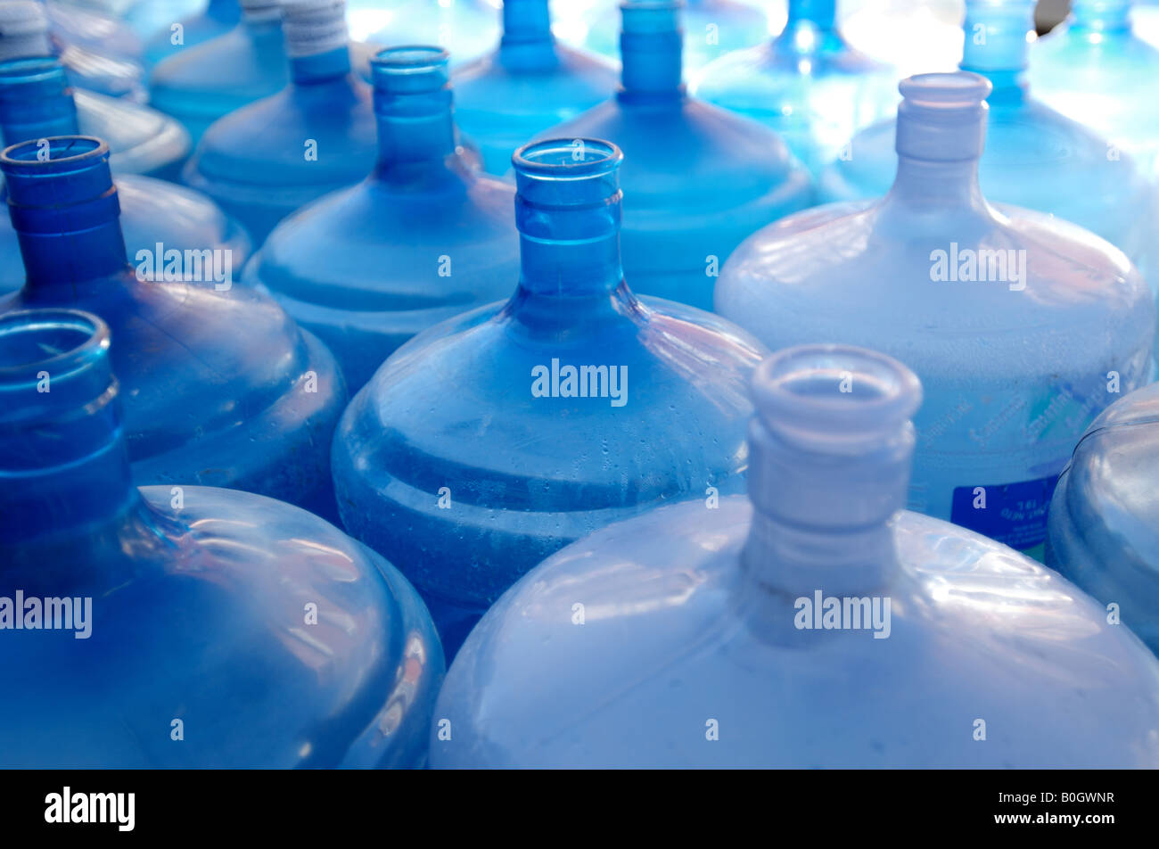 Eine Auflistung der blauen Kunststoff-Wasser-Container Stockfoto