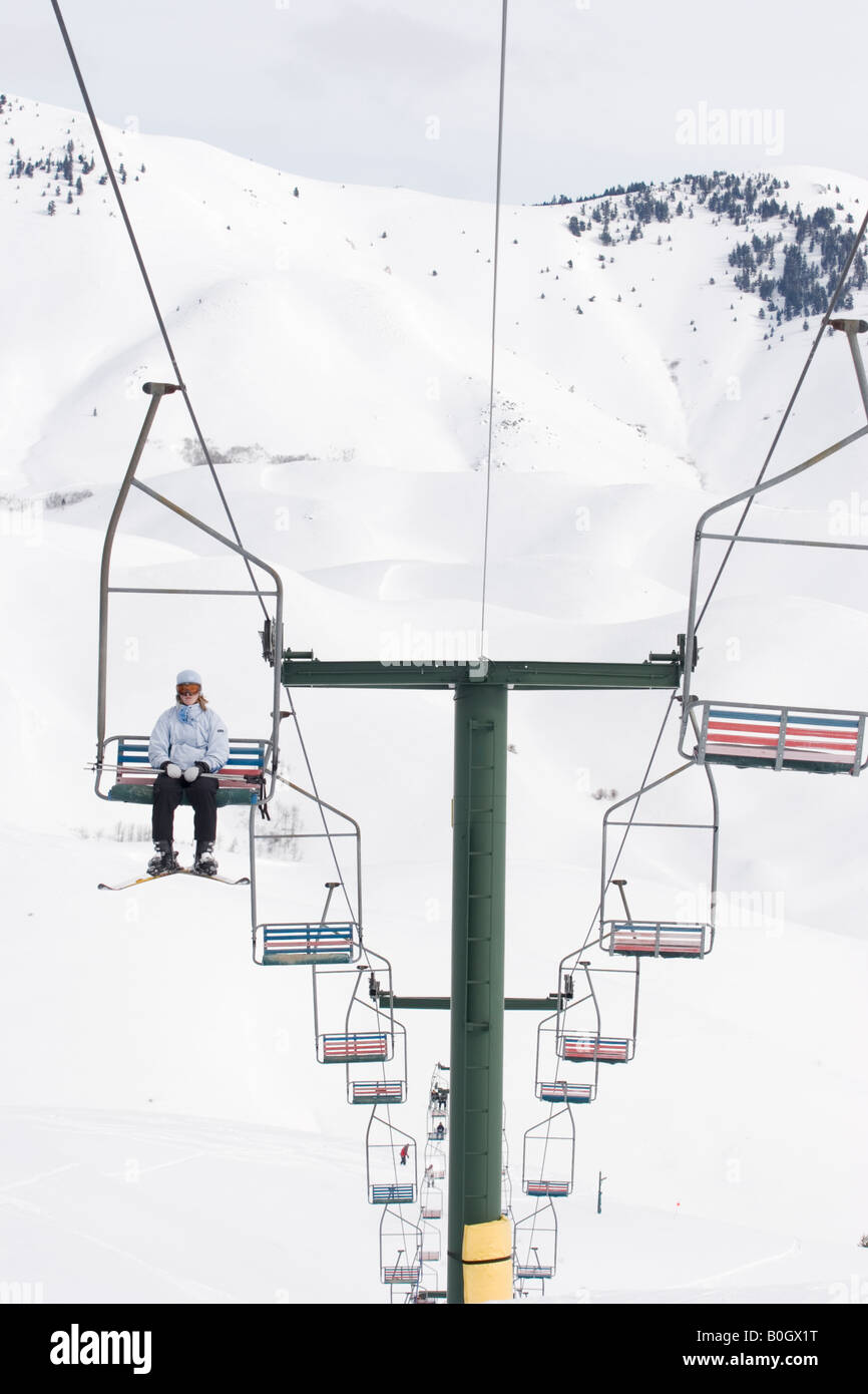 Eine einsame Person Reiten eine Sesselbahn Soldat Mountain Resort in Süden-zentralem Idaho.  MR. Stockfoto