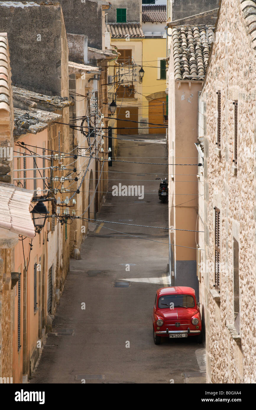 Ein rotes Auto in einer ruhigen Seitenstraße in Altstadt von Alcudia Mallorca Spanien Stockfoto