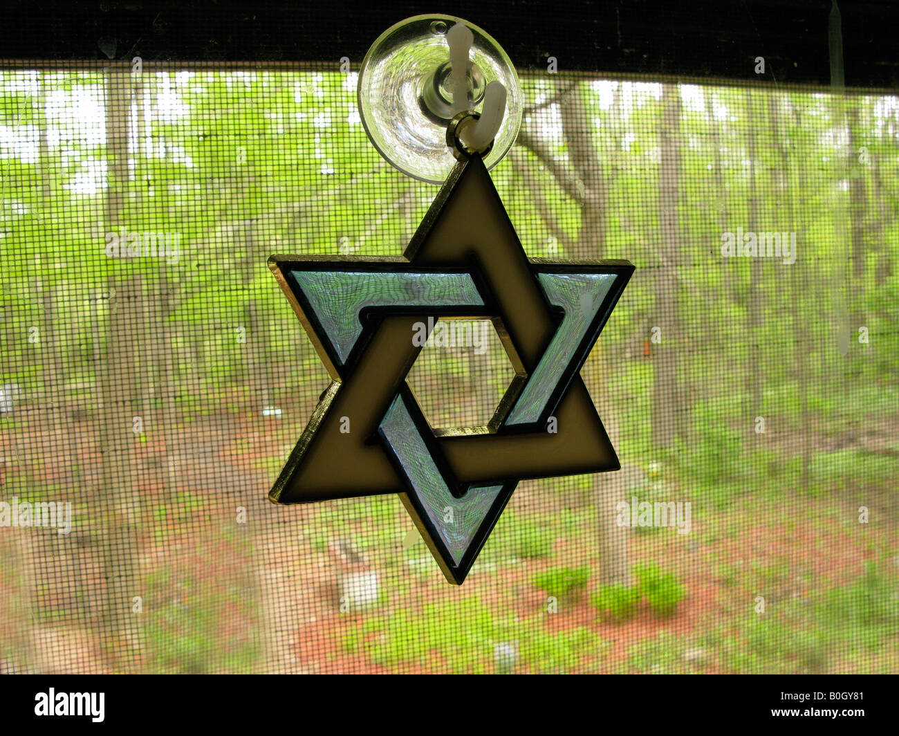 Kunststoff der Davidstern im Fenster hängen. Stockfoto