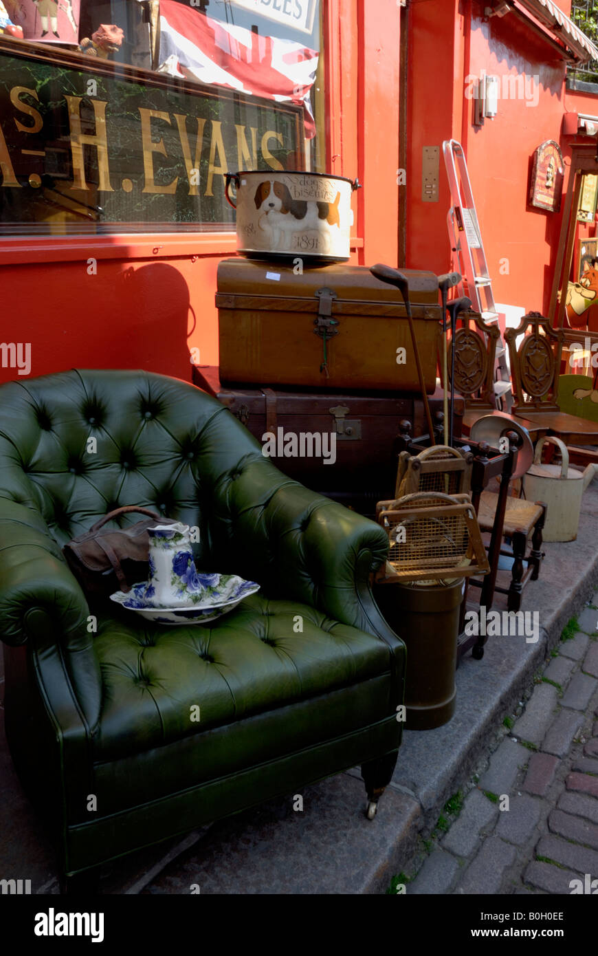 Stühle und Boxen zum Verkauf an Alices Antiquitätenladen, Portobello Stockfoto