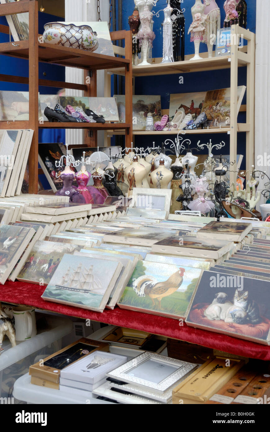 Gemälde und Keramik Gegenstände zum Verkauf an der Portobello Road market Stockfoto