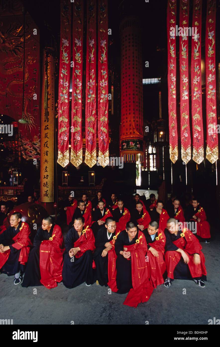 Junge Mönche vor einer Zeremonie in Shanghai Jade-Buddha-Tempel Stockfoto