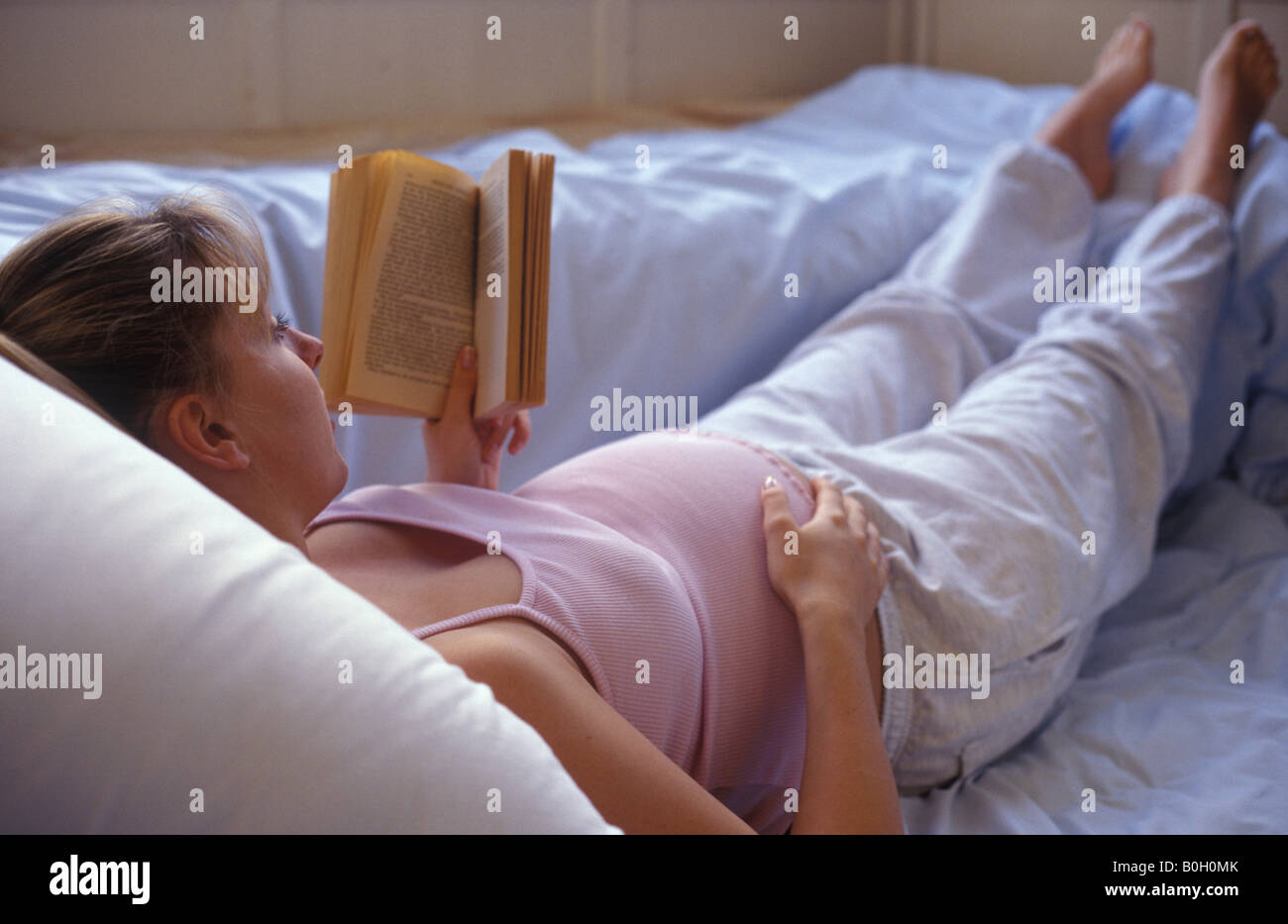 Schwangere Frau, ein Buch zu lesen Stockfoto