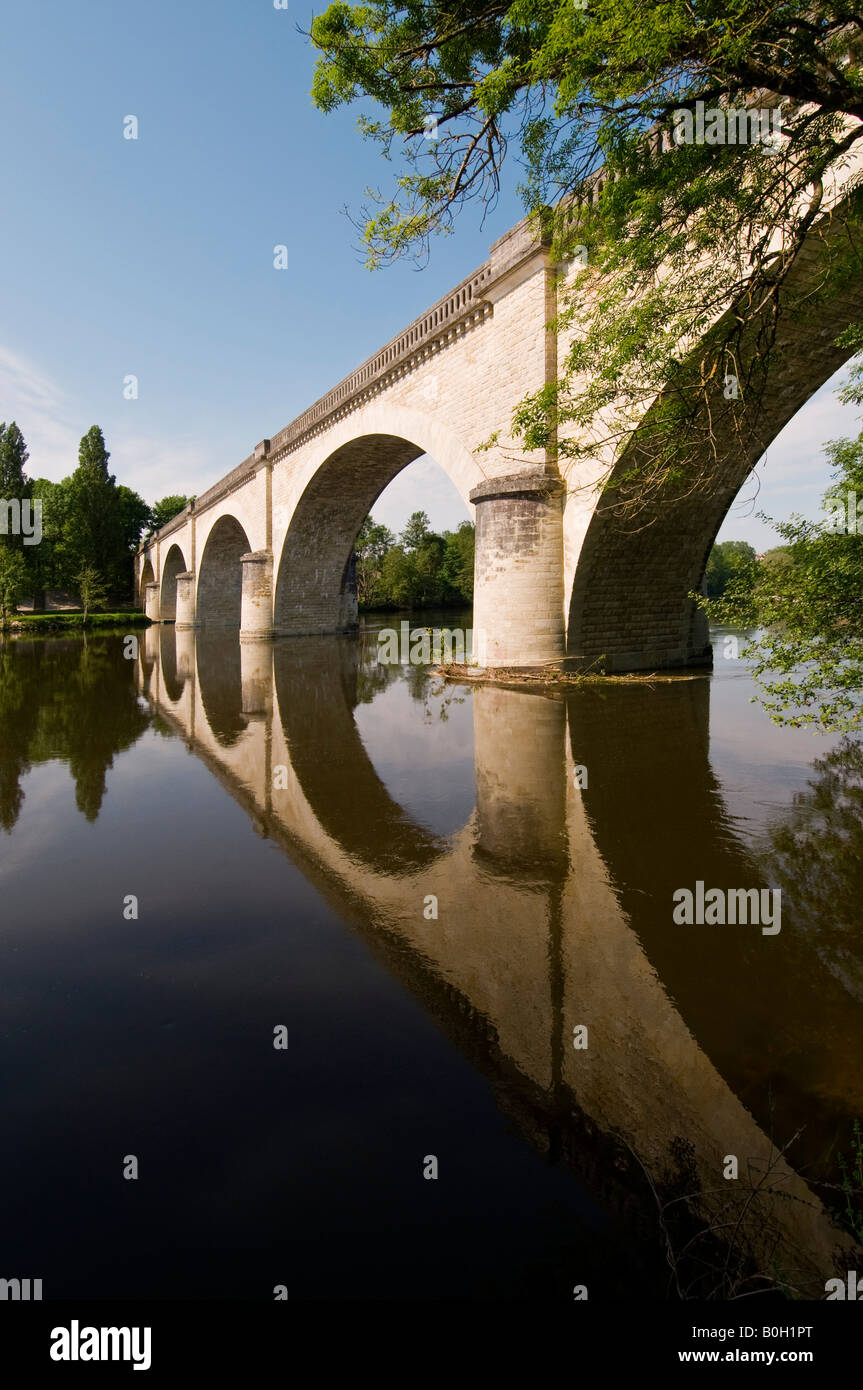 Stillgelegten Eisenbahnviadukt, La Roche Posay, Vienne, Frankreich. Stockfoto