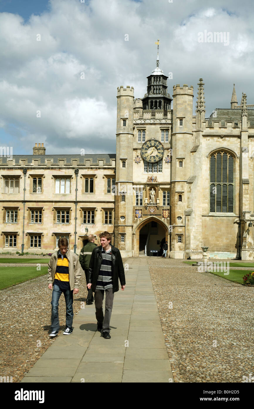 Studenten in der Nähe von Eingang der Kapelle, Great Court Trinity College, Cambridge Stockfoto