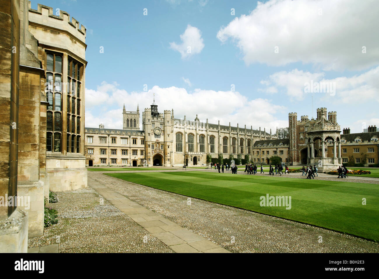 Studenten und Besucher in Great Court, Trinity College in Cambridge, England Stockfoto
