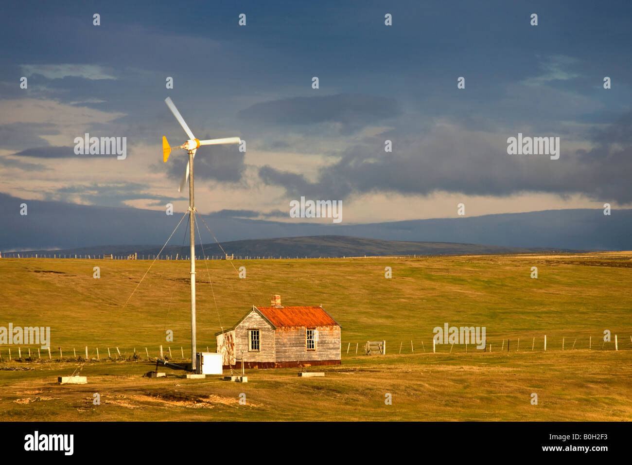 Windgenerator auf einem Bauernhof auf Pebble Island in West Falkland auf den Falkland-Inseln Stockfoto