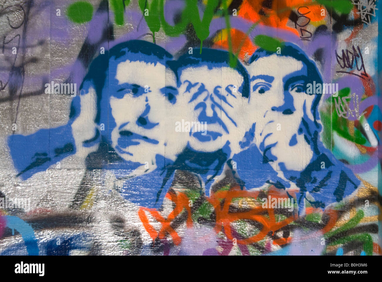 Horizontale Nahaufnahme von bunten "Banksy Stil" Schablone Graffiti Kunst illustriert "nichts Böses hören, nichts Böses sehen, nichts Böses sprechen. Stockfoto