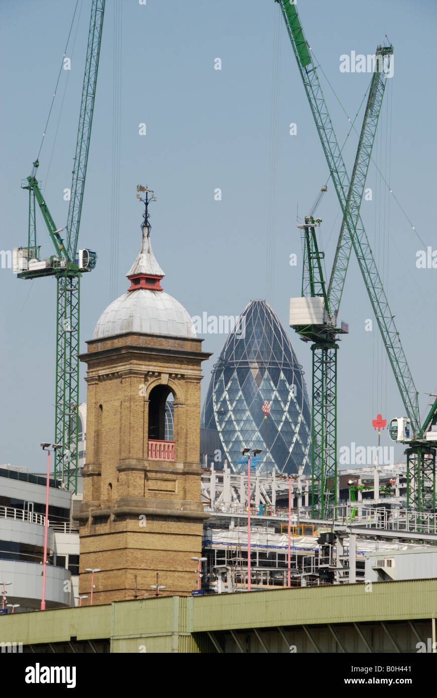 Bauarbeiten in der City of London mit der Gurke in der Ferne 2008 Stockfoto