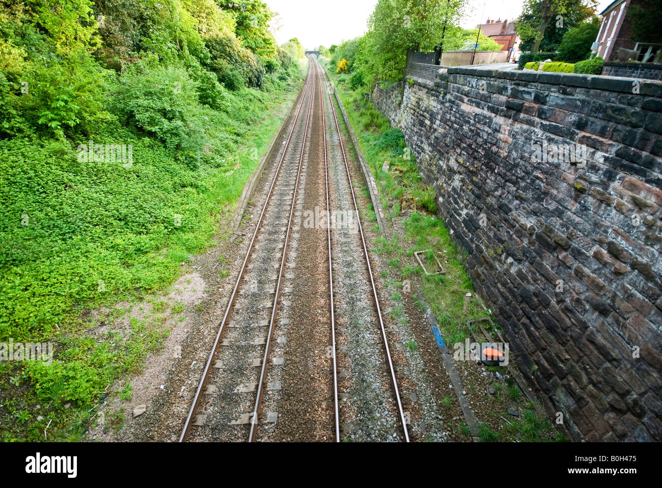 Gleisanlagen umgeben von Wand und Bäume im Land Stockfoto