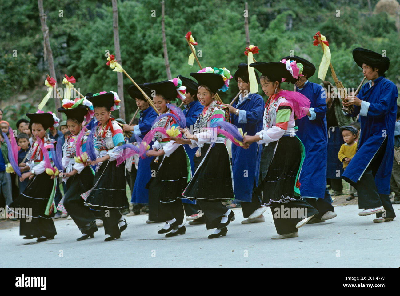 Miao-Mädchen und jungen, die Durchführung von Lusheng tanzen Guizhou Provinz China Stockfoto