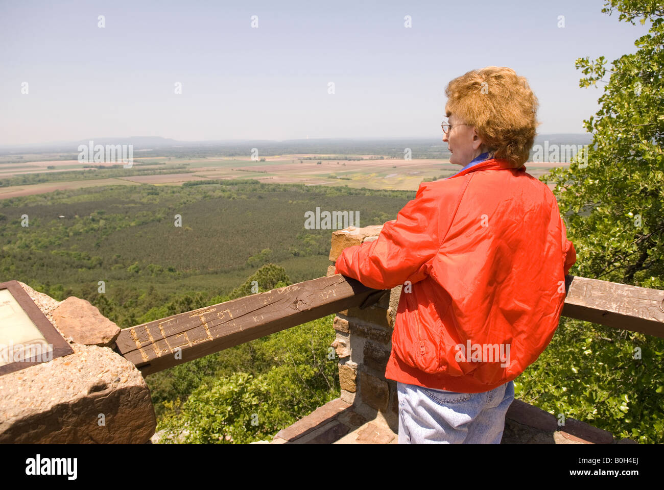 Kaukasische Frau (50-55) genießt Aussicht Overlook am Petit Jean Staatspark Arkansas USA Stockfoto