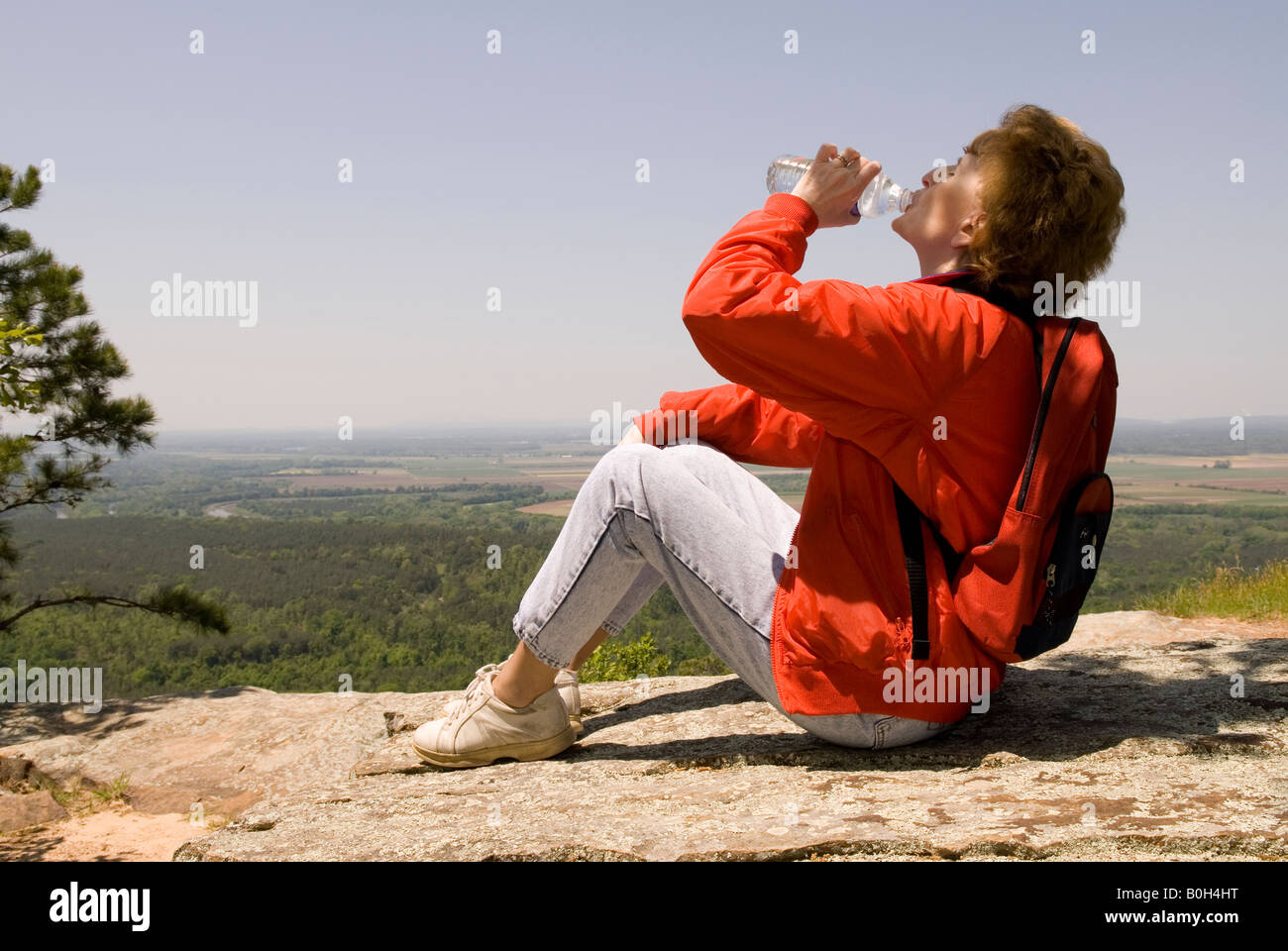 Kaukasische Frau (50-55) ruht und trinkt Mineralwasser bei Petit Jean Staatspark Arkansas USA Stockfoto