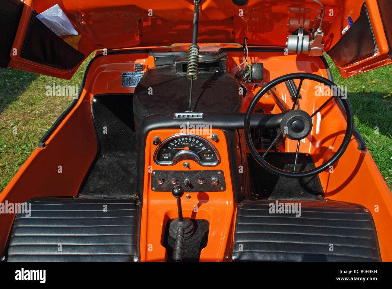 Das Innere einer Reliant Bond Bug. Stockfoto