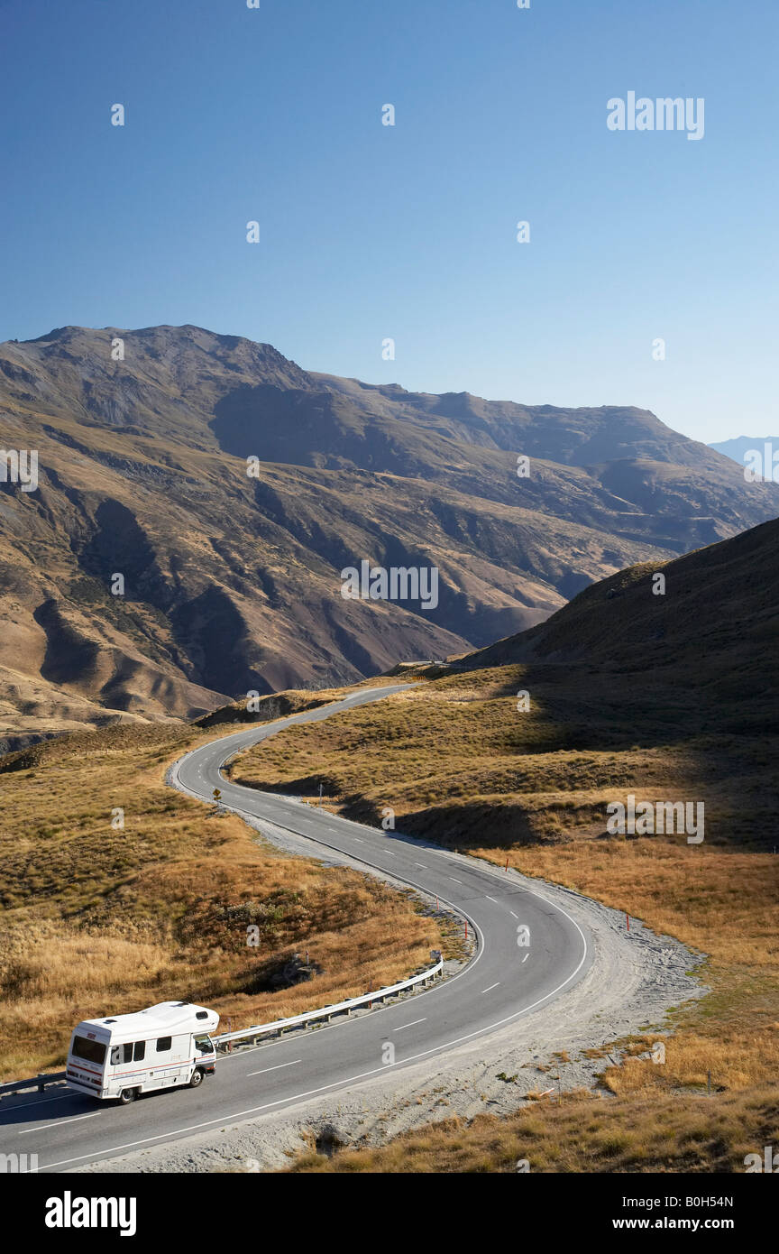 Wohnmobil und Crown Range Road zwischen Queenstown und Wanaka Süd-Insel Neuseeland Stockfoto