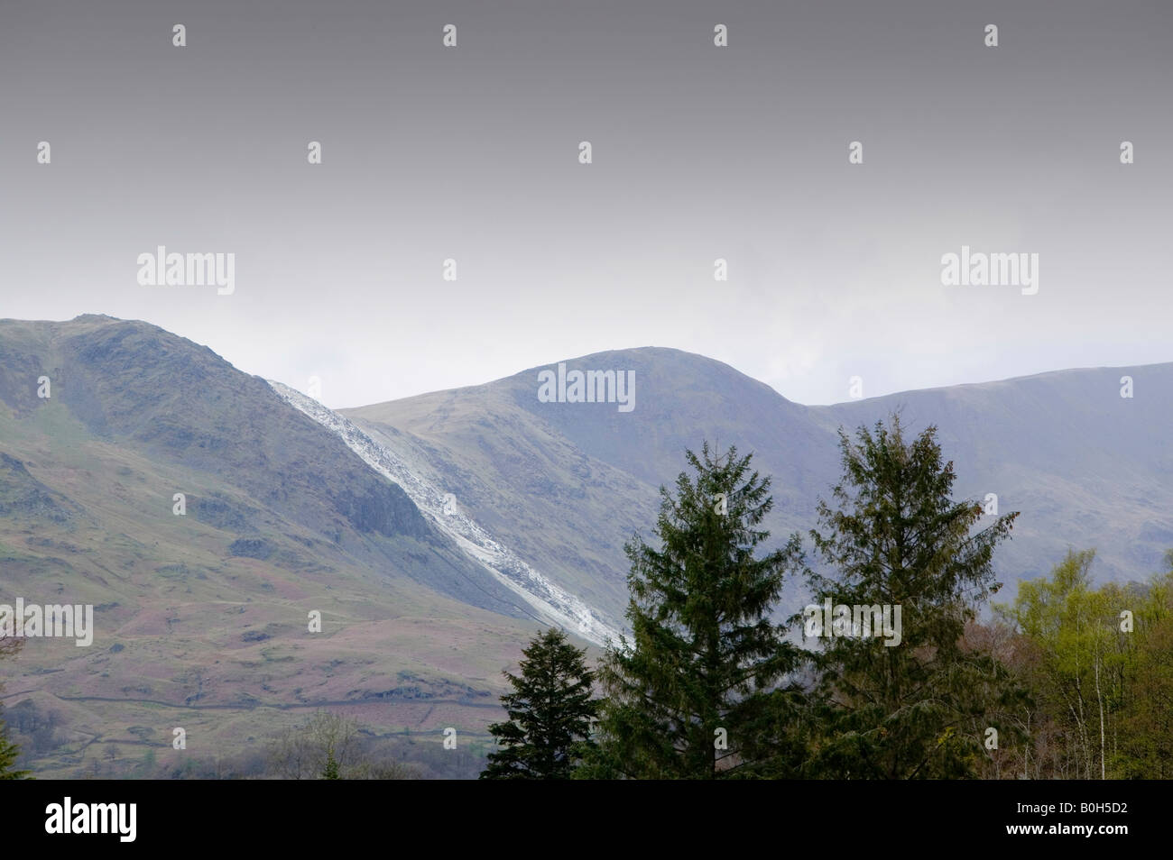 Eine sehr lokalisierte Wetterereignis ein sehr schmales Band von Hagel, die fiel auf Fairfield in der Seenplatte-UK Stockfoto