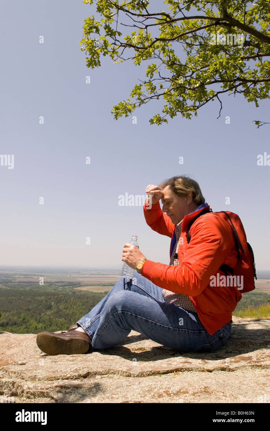 Kaukasischen Mann (50-55) ruht und trinkt Mineralwasser bei Petit Jean Staatspark Arkansas USA Stockfoto
