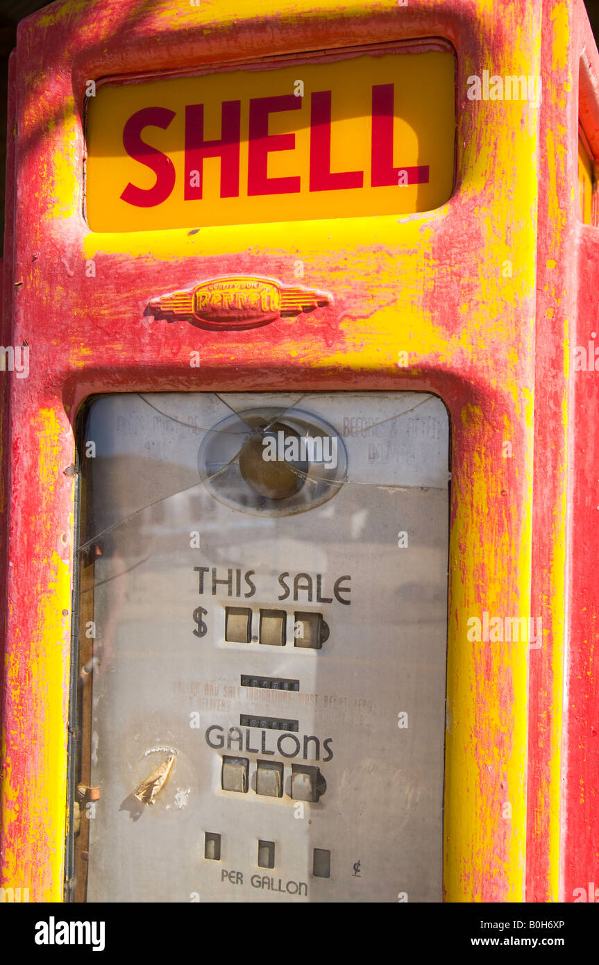 Ein Vintage Shell-Zapfsäule überlebt an Chlorid 'Geist' Altstadt, Arizona Stockfoto