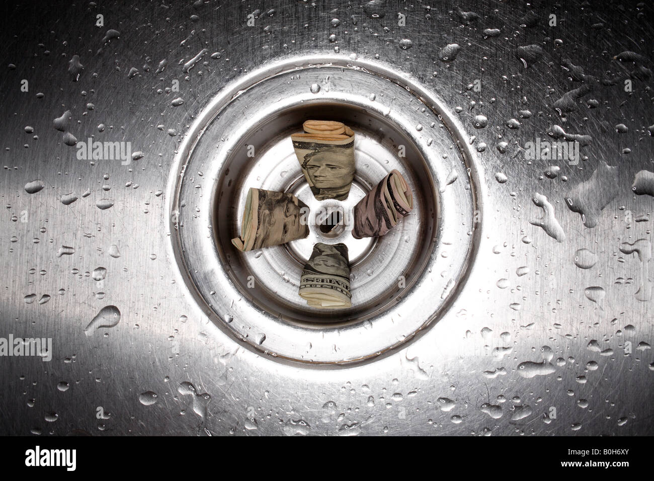 US-Währung in Edelstahl Waschbecken Abfluss Stockfoto