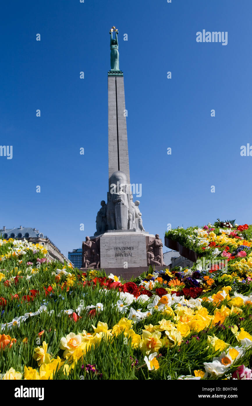 Denkmal der Freiheit in Riga (Lettland) mit Blumen Stockfoto