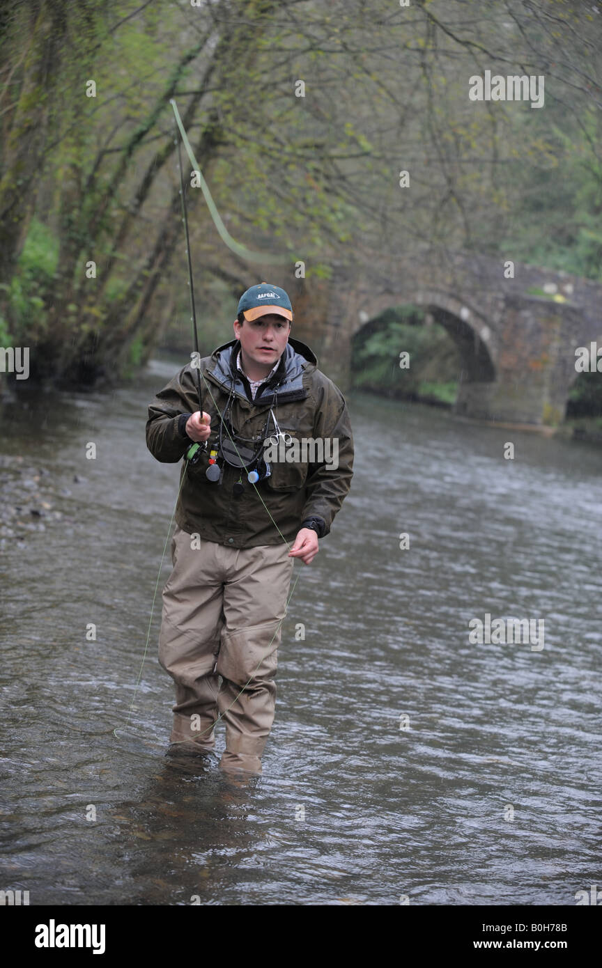 Bild von Jim Wileman 22 04 2008 Fliege Fischen am Fluss Lyd mit Anne Voss Bark und FT-Reporter Bob Sherwood Stockfoto
